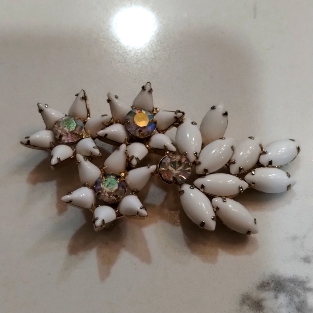 White beaded & clear rhinestone brooch lapel pin back mid century vintage 3" - Picture 1 of 7